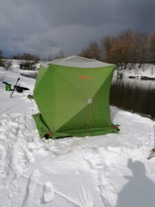 Зимняя палатка на льду